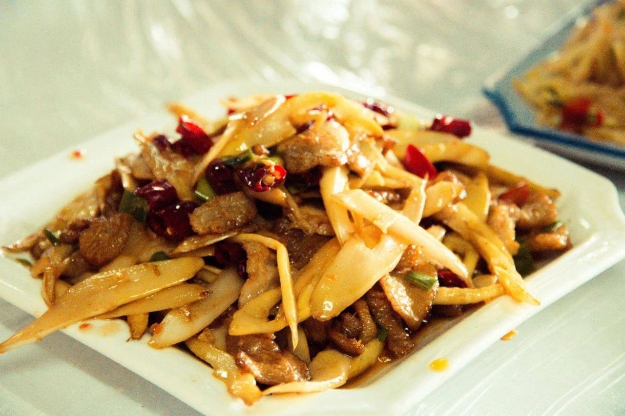 孩子宅家不想写作业，就爱看电视追剧，妈妈居然还给他吃笋炒肉