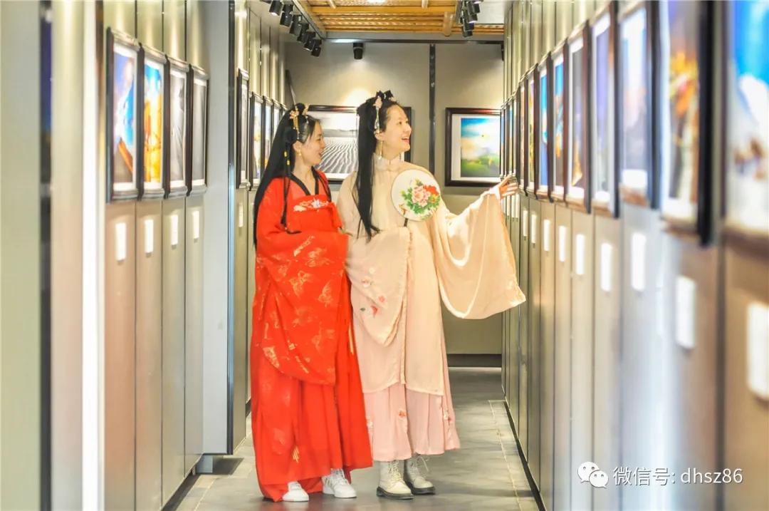 敦煌鸣沙山下百花争艳,甘肃敦煌鸣沙山下杏花枝头春意闹