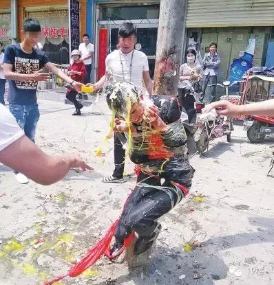山东这个新郎这下火了，被人用胶带绑路灯杆上泼调料……就不能好好结个婚吗？