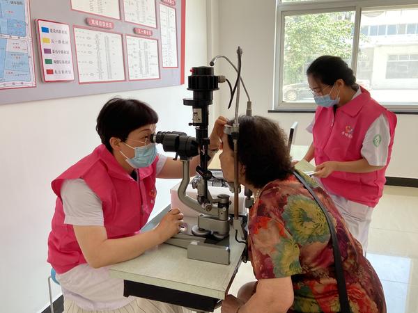 漯河市启动“科学护眼睛彩世界”志愿服务项目,为市民免费做眼部检查