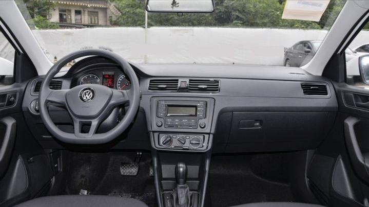 小伙喜提新款桑塔纳手动舒适,年轻人的第一辆车买电车还是油车