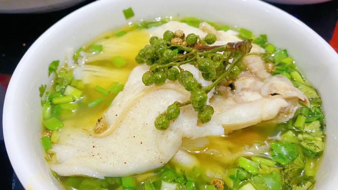 巴到喉咙里的那颗青花椒，勾起好多吃鱼人的回忆！