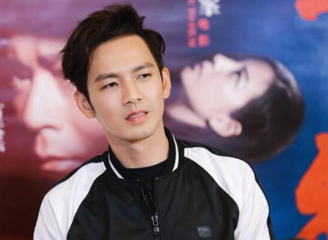 易烊千玺街舞钟汉良起身鼓掌,易烊千玺钟汉良拍照