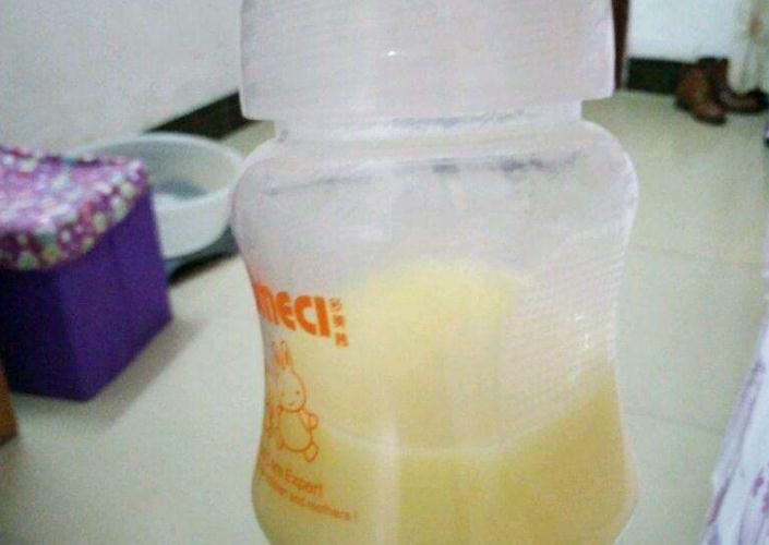 母乳挤出来是绿色可以喂奶吗,哺乳期的母乳正常是什么颜色