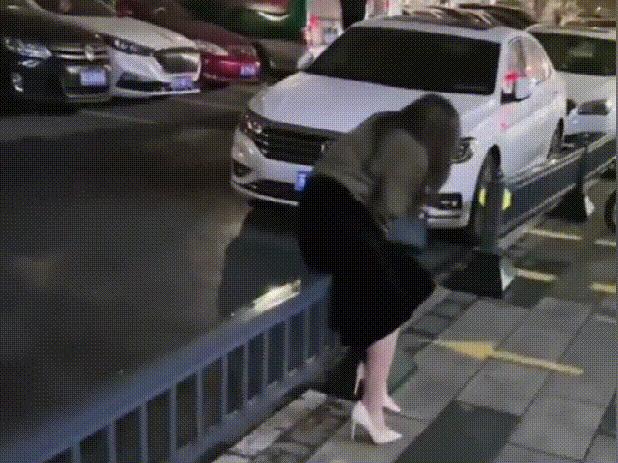 昆山醉酒女子摔倒在地,醉酒女子在街边摔倒