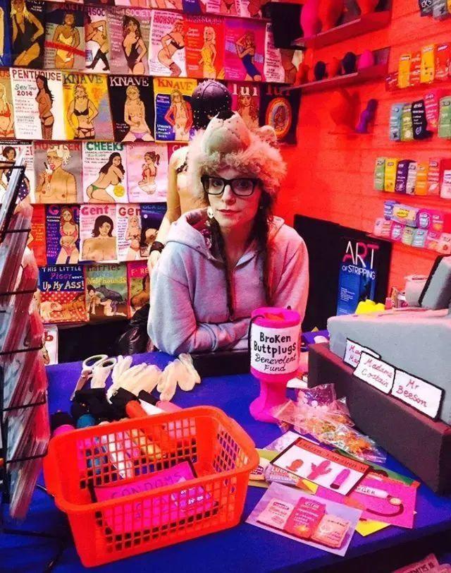 艺术家用一块布打造便利店、情趣用品店...生意却异常火爆