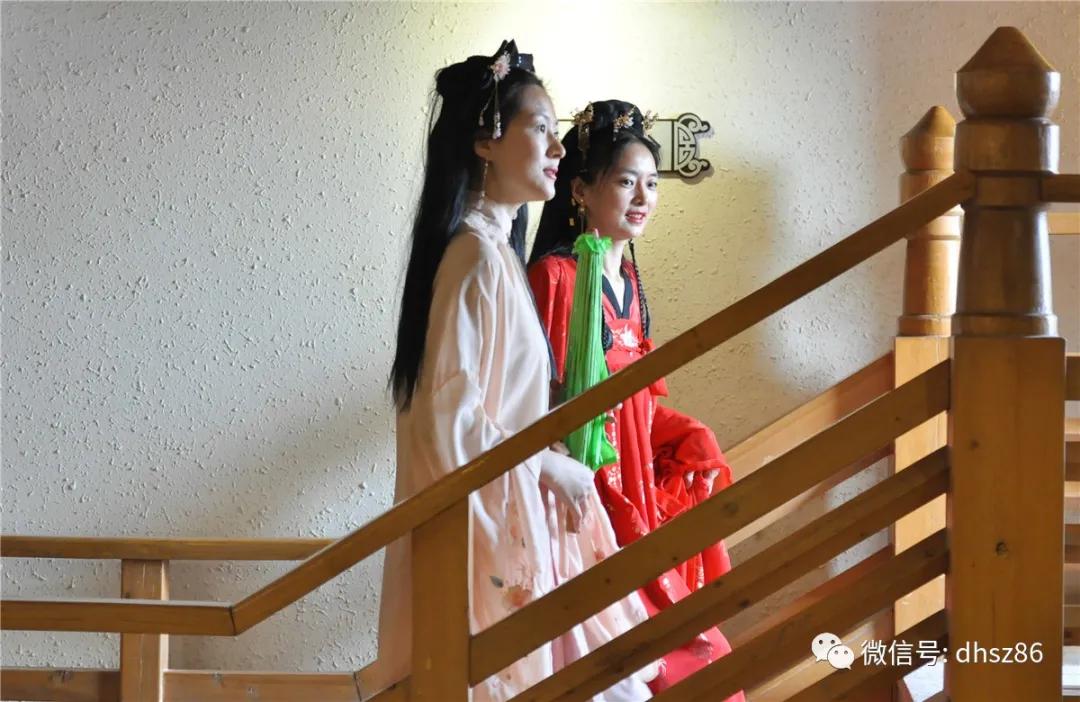 敦煌鸣沙山下百花争艳,甘肃敦煌鸣沙山下杏花枝头春意闹