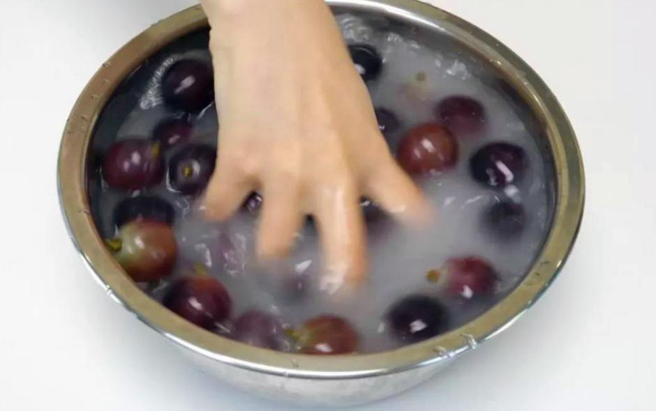 洗葡萄用盐水洗吗,葡萄怎么洗才能去除虫卵
