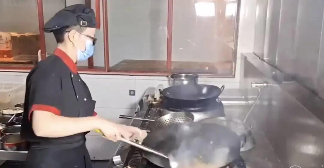 做后厨厨师的00后女孩,女川菜大厨