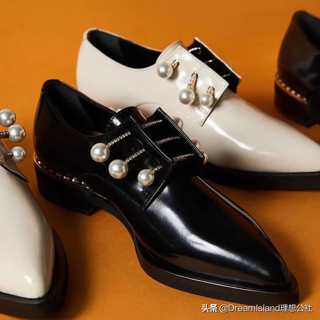 街拍白色乐福鞋,达妹街拍图文