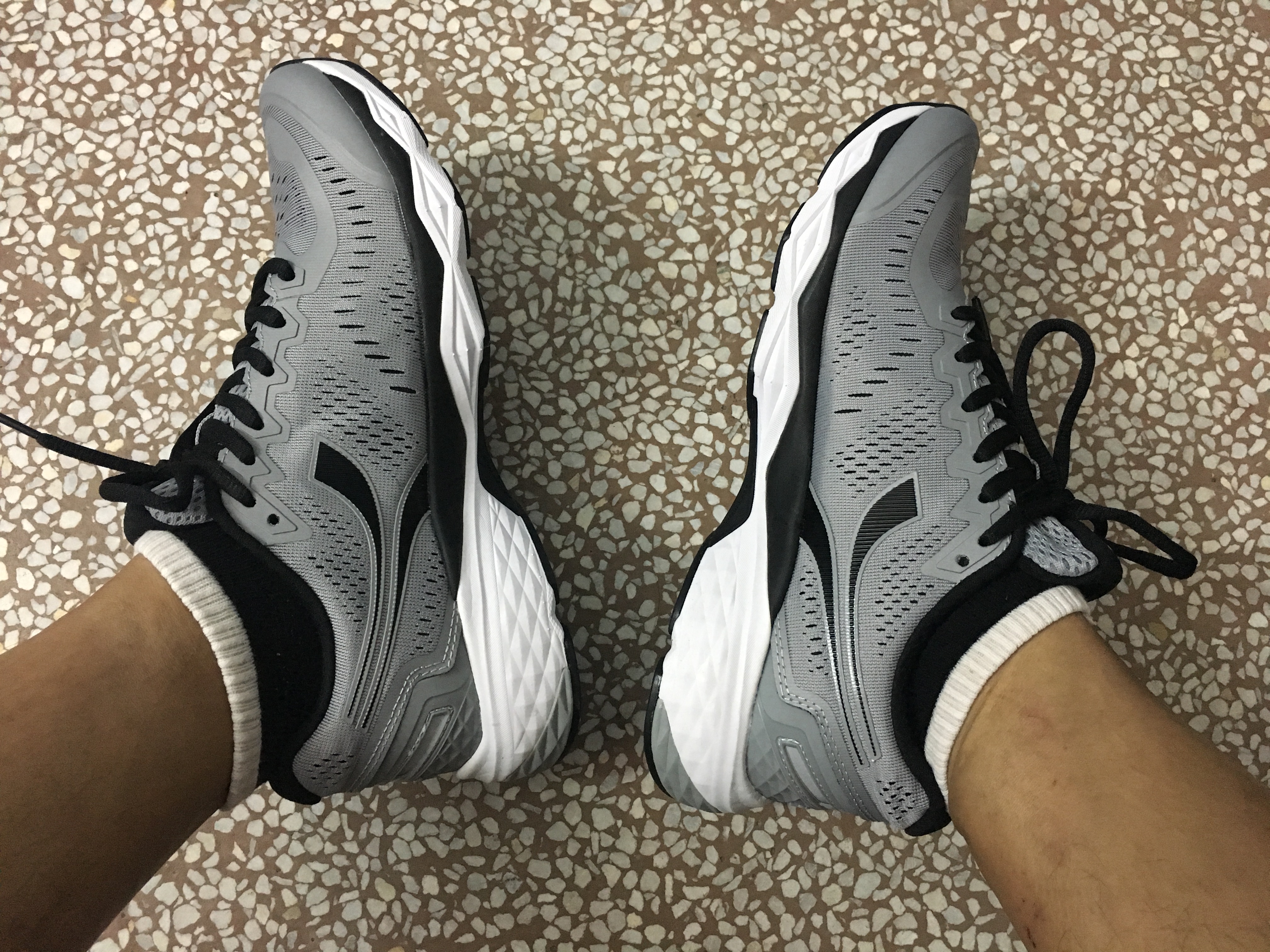 361三态跑鞋和361飞燃,361跑鞋透气性怎么样