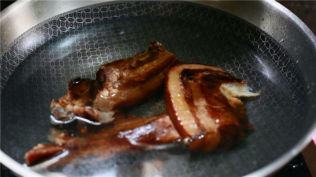 腊肉发霉了怎么处理还能吃吗,发霉的腊肉吃起来才香