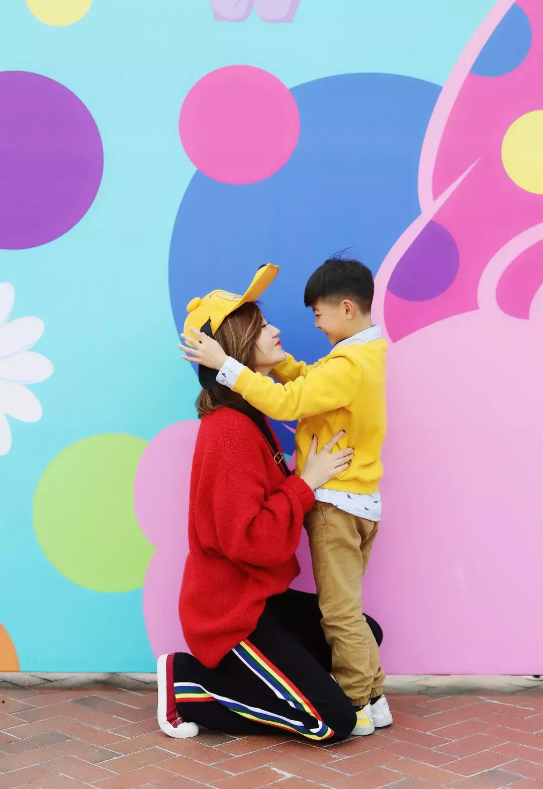 我们在上海迪士尼里玩耍了一天，发现穿的美才能玩的好！