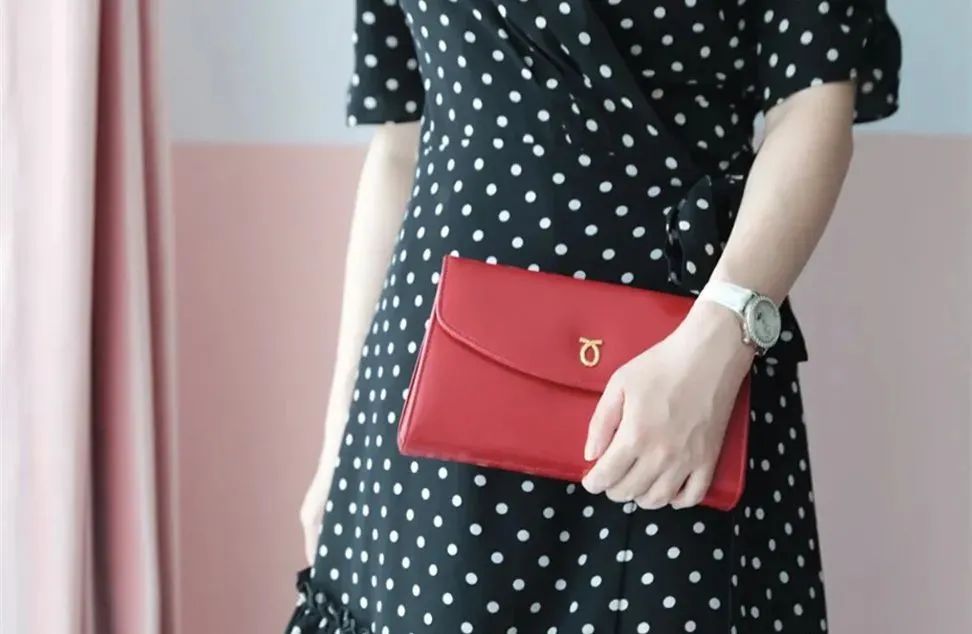 英国女王拿过的包包,英国伊丽莎白女王二世包包