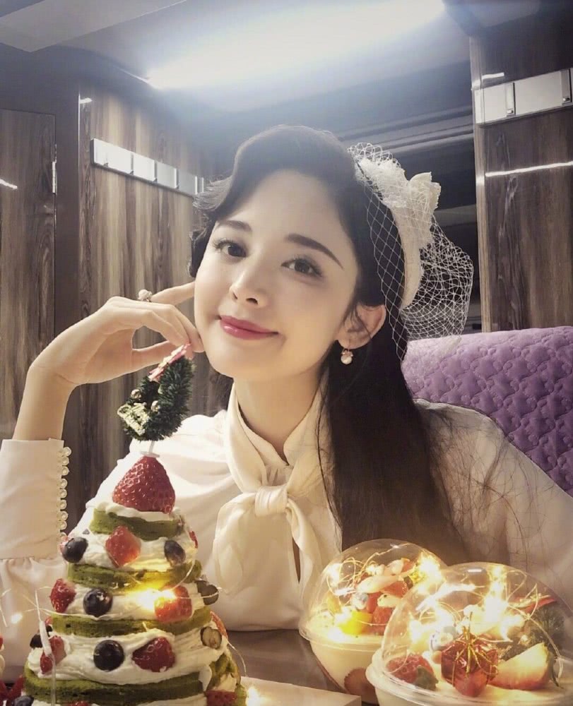 娜扎宅家画画敷面膜素颜出镜超美,娜扎自拍私服照