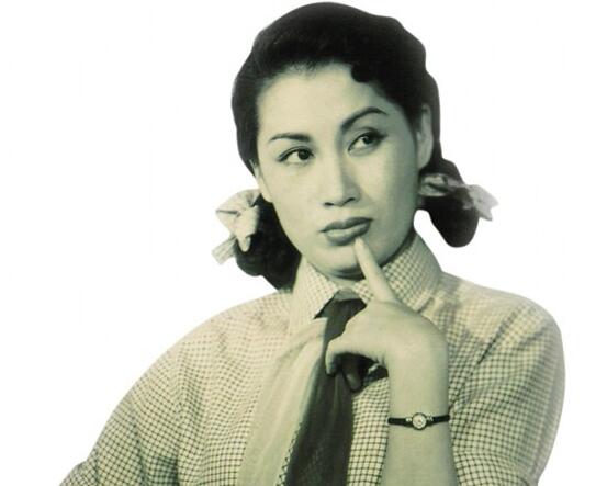 1988年,在大会上“请小平同志不要吸烟”的女人,后来怎样了