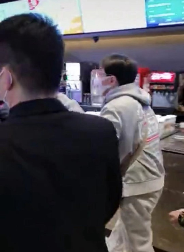 成龙宣传电影腰伤,成龙腰伤复发走路图片