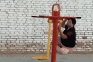 街头健身有些人不懂健身就瞎练,农村大爷习武健身一身肌肉