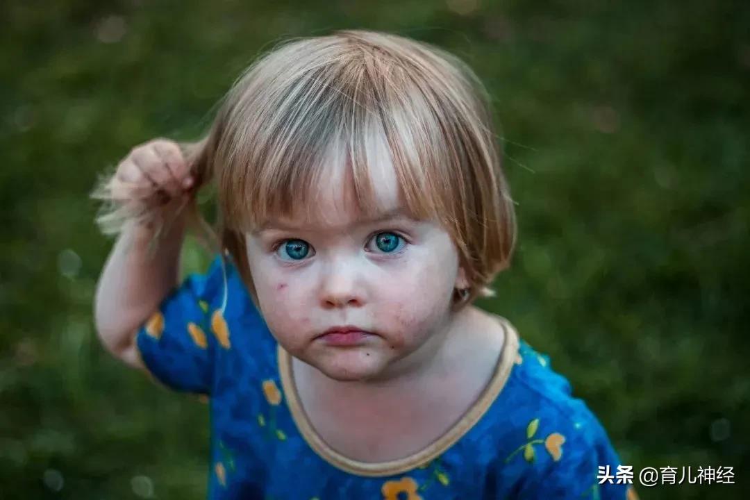 孩子打人抢东西是怎么回事,孩子抢东西不给就哭