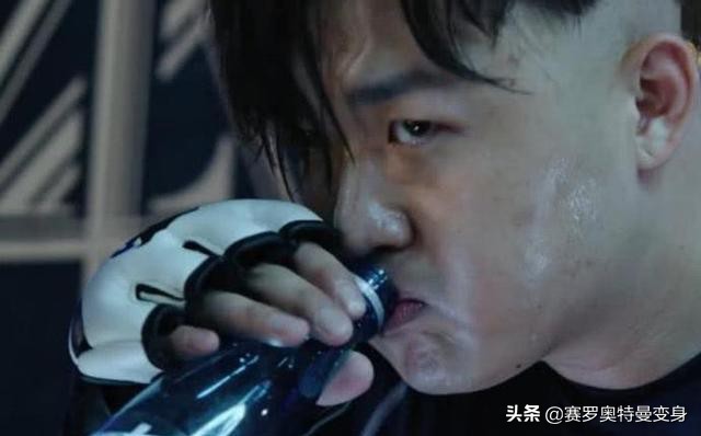 大人物深度解析包贝尔,大人物包贝尔喝的矿泉水现实版