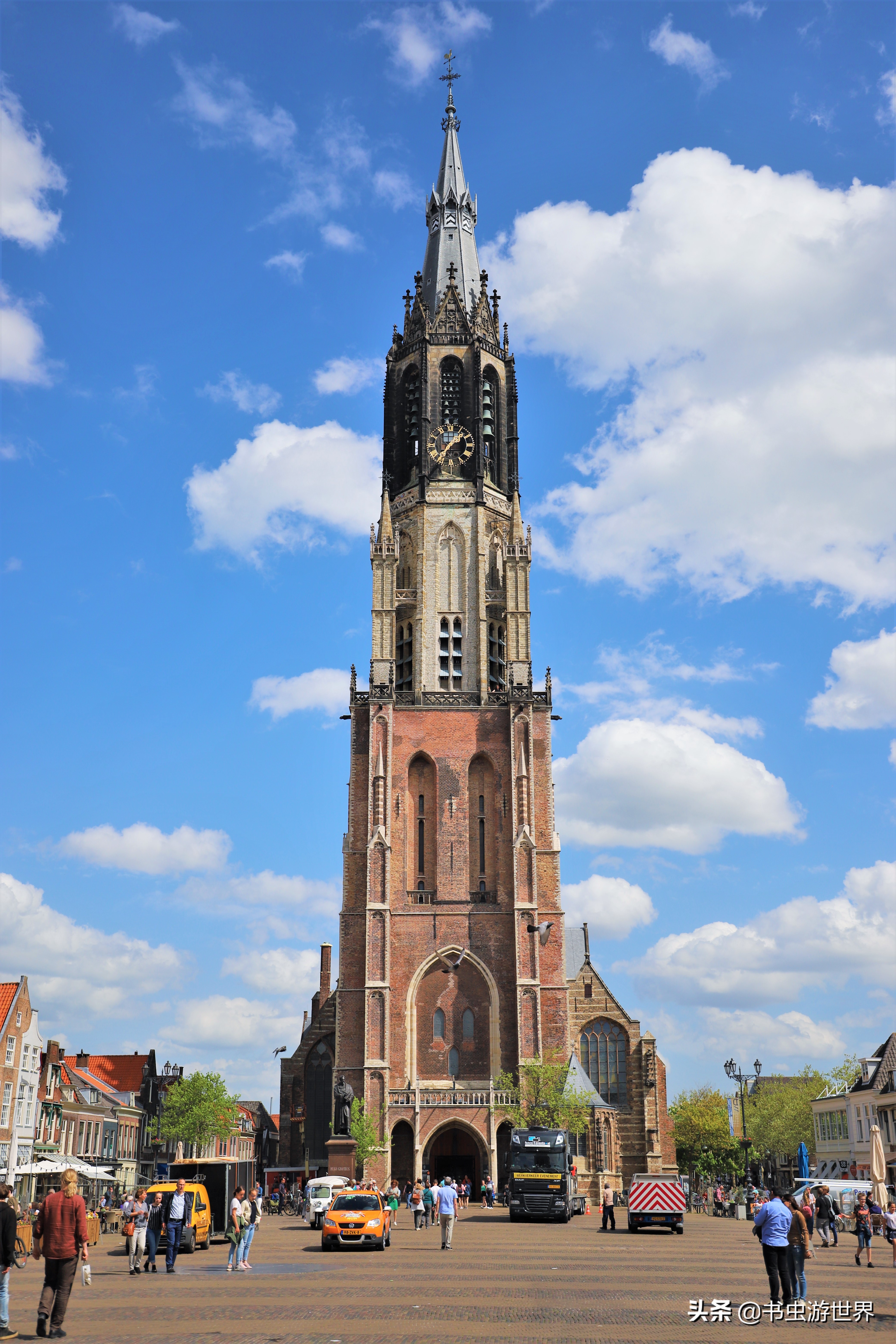 登上108米钟楼俯瞰13世纪古城，荷兰国父为何选择在这里安葬
