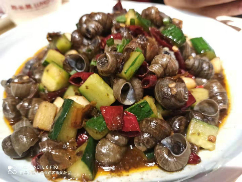 这家虾铺有搞作，在红色的海洋中剥龙虾看球，好热闹