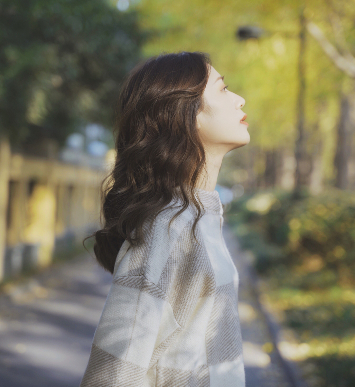 女生拍照要怎么样摆pose好看,女生必学的10个拍照姿势