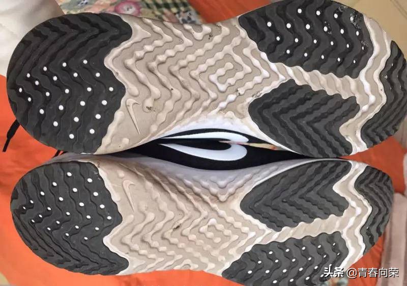 顶级缓震型跑步鞋推荐,耐克airmax2090气垫缓震跑步鞋