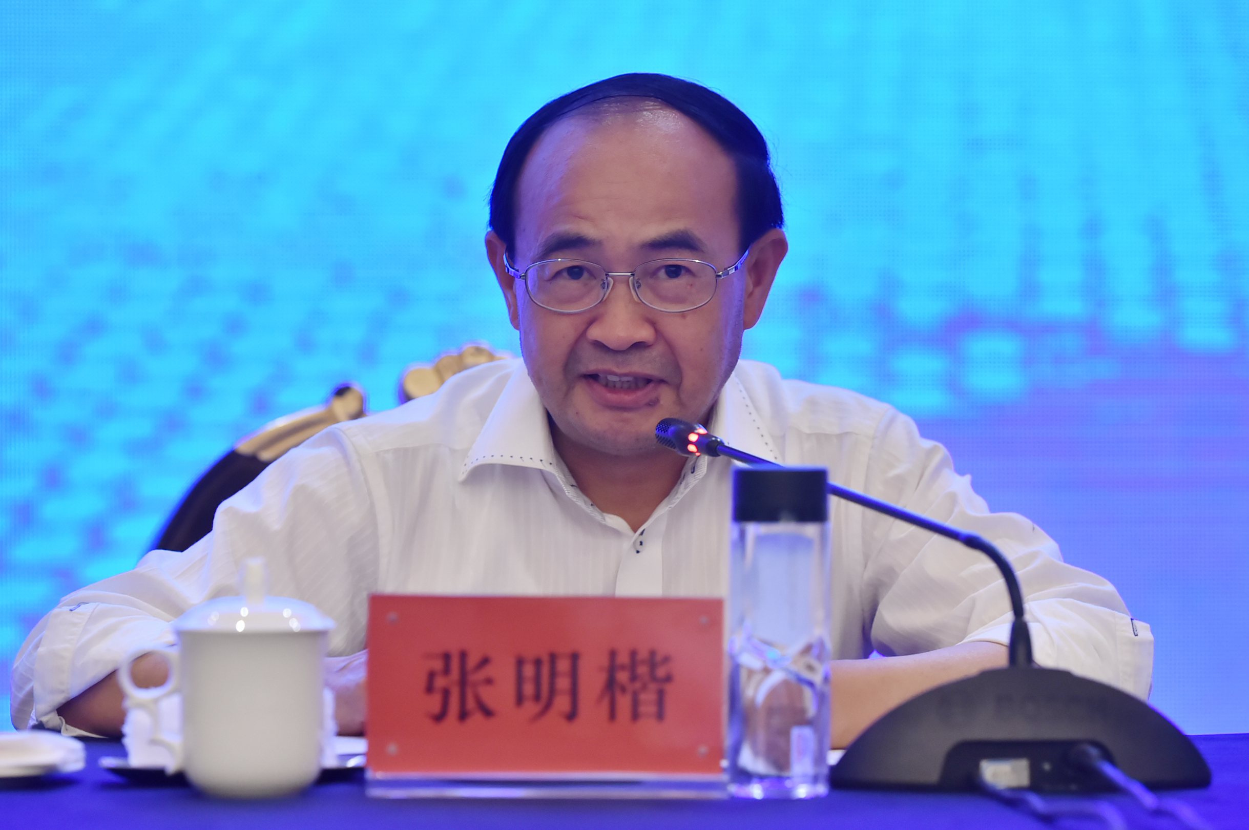 15周岁的少女主动与男老师发生*行为性**，男教师成立本罪吗？