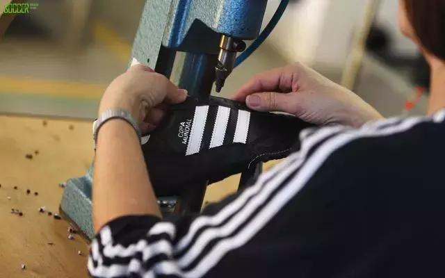 穿阿迪三道杠的裤子丢人吗,阿迪三条杠上面印上文字算侵权吗