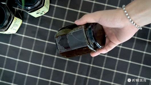 74岁的他，把一半的人生交给了这碗「黑暗甜品」