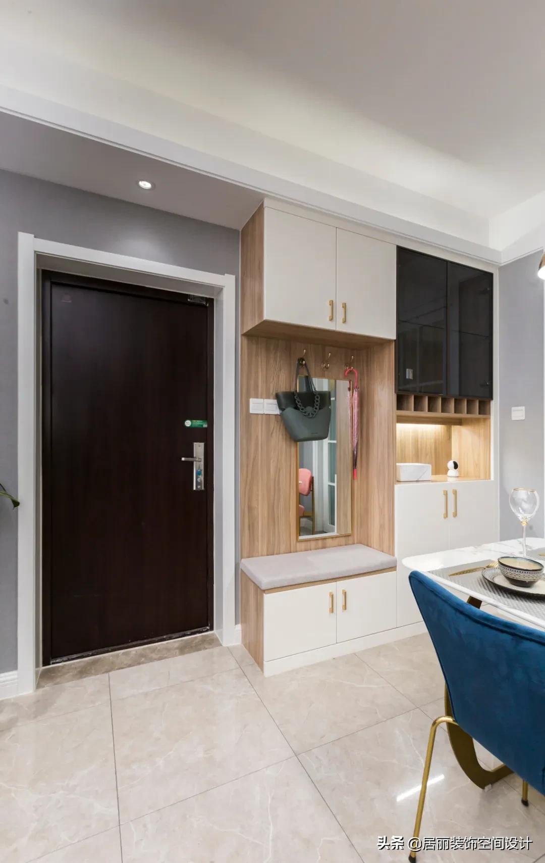 进门鞋柜设计图2022款现代风玄关,一进门就是客厅和餐厅玄关鞋柜