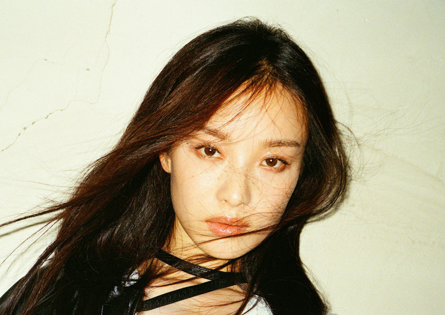 40岁女人脸上的斑怎么办？遮住它还不如转化为优势，拥有混血感！