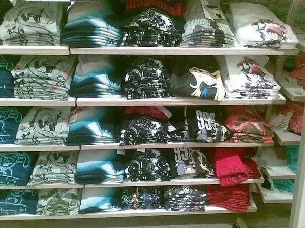 联名优衣库疯抢,优衣库疯抢体恤视频