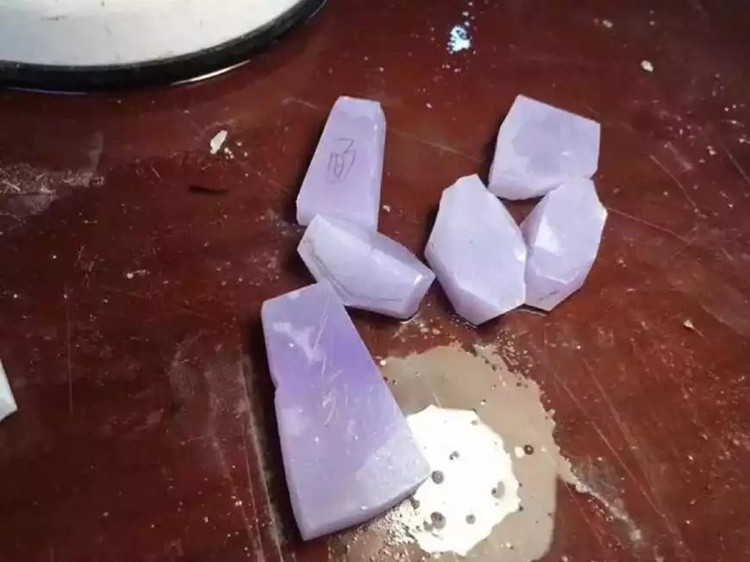 男子不小心摔坏翡翠,男子捡到一块翡翠原石出价15万