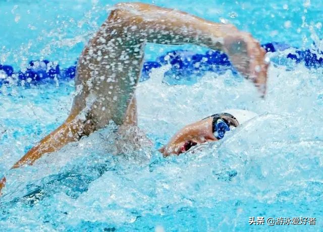 学习正确的自由泳打腿技术,自由泳6次打腿与划手配合
