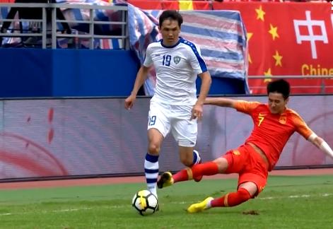 中国0-1乌兹别克：韦世豪铲伤对手致骨折，本想让节奏慢下来！