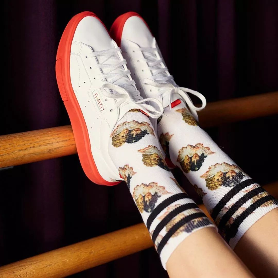 人间芭比lisa白色衣服跳舞,人间芭比lisa穿蓝衣服跳舞