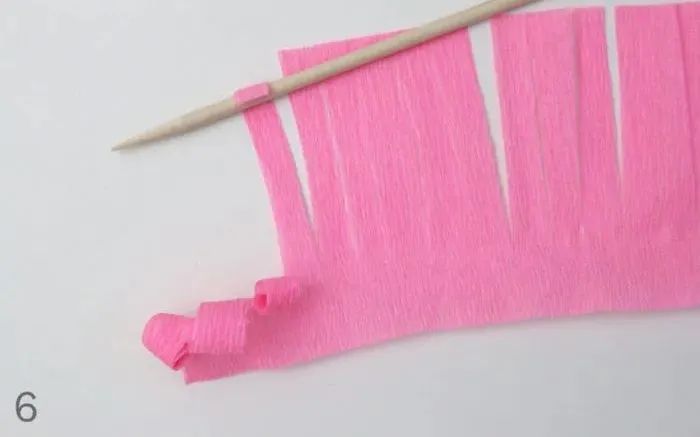 用手工纸做出来的花型装饰,软皱纹纸手工花