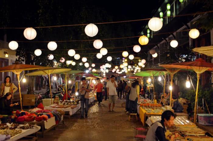 摆地摊一天1000块现实吗,摆地摊一天几十块钱收入