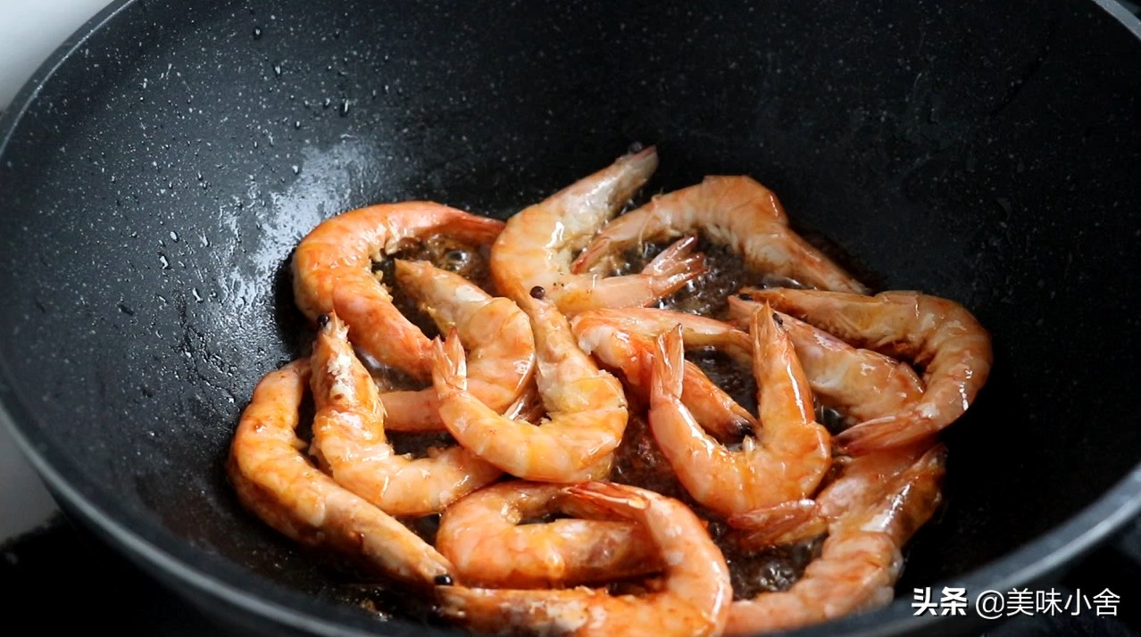 油焖大虾的家常做法最正宗的做法,油焖大虾香酥鲜嫩大人小孩都爱吃