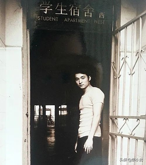 成名后爸爸去世,不婚却爱上小10岁女主播,“吕秀才”的跌宕人生