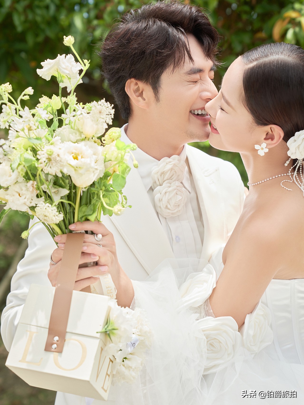 又是一款让人心动的缎面婚纱,美到忍不住收藏的几组婚纱照