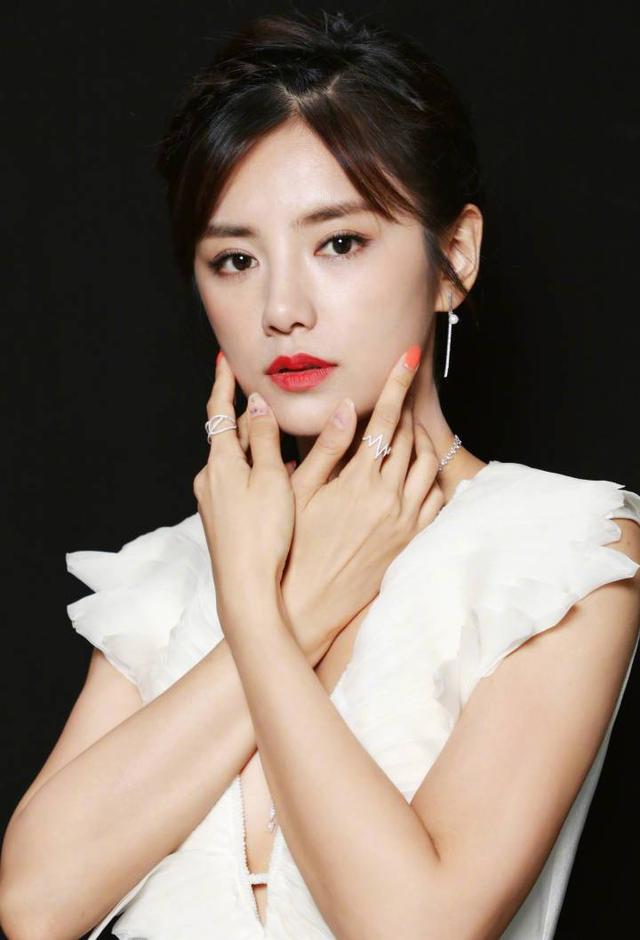 让我们回顾一下朱丹口误经典回顾,朱丹最近几次口误事件