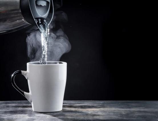 科普感冒喝水的作用,感冒被说多喝热水