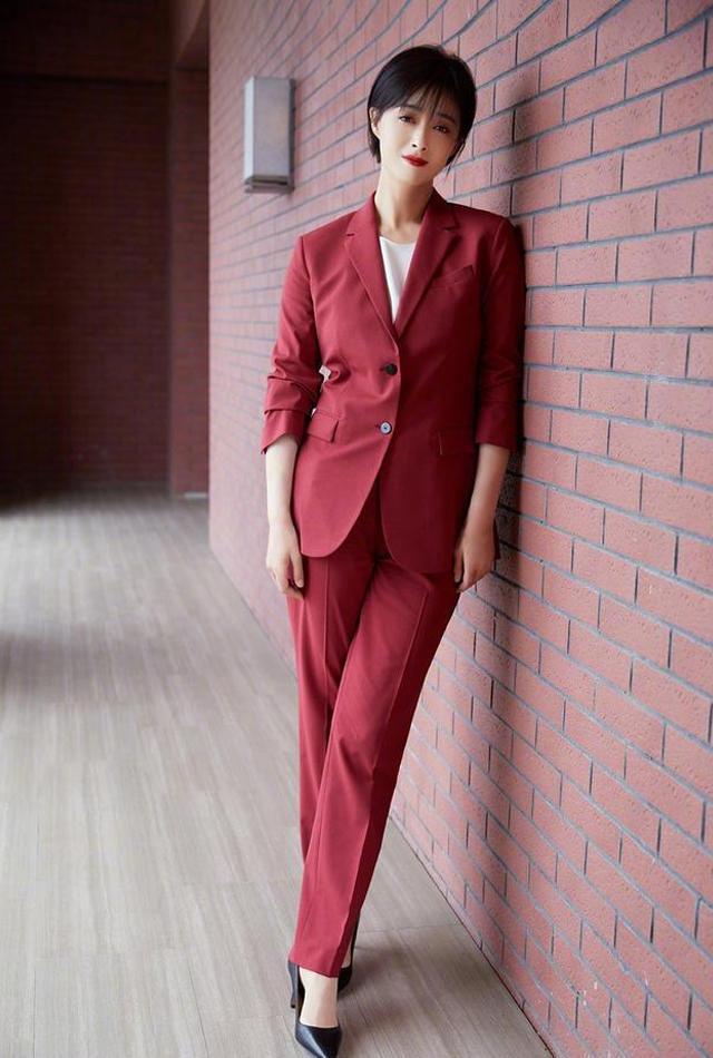 微胖女孩学蒋欣藏肉穿,女人要有小肚子