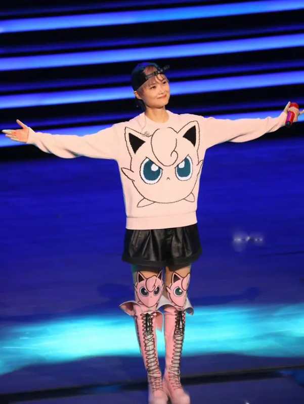 李宇春白裤子黑西装,过膝长筒皮靴李宇春