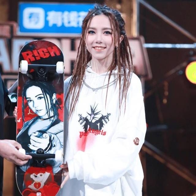 一个女生喜欢一个男生7年,喜欢一个人可以喜欢10年吗