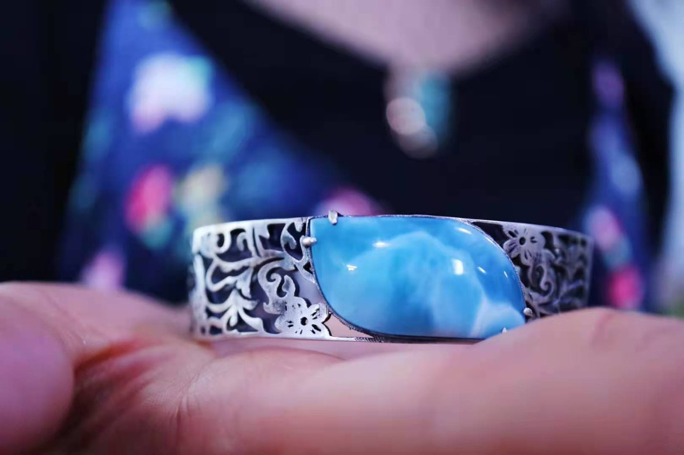 白底青手镯适合多大年纪戴,小圆条手镯适合什么年纪的人