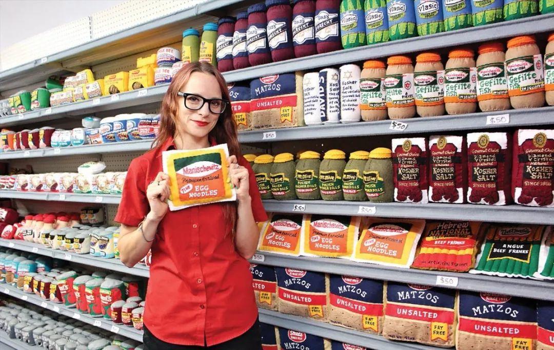 艺术家用一块布打造便利店、情趣用品店...生意却异常火爆